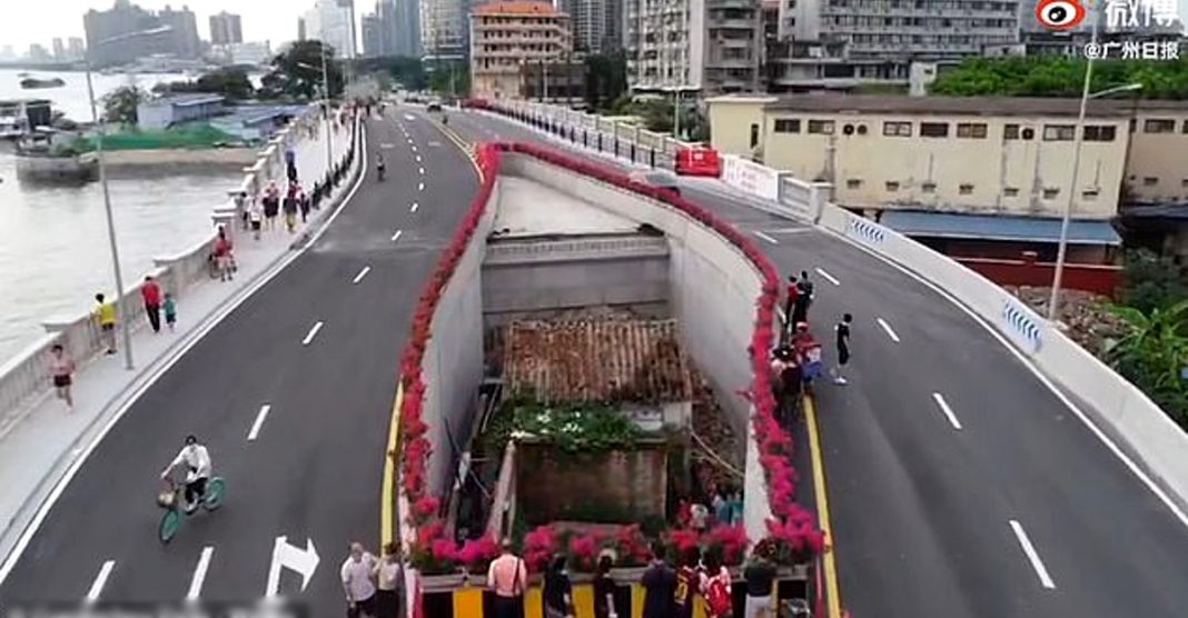 Cidade chinesa constrói uma rodovia em torno de uma casa humilde.  A dona se recusou a deixá-la