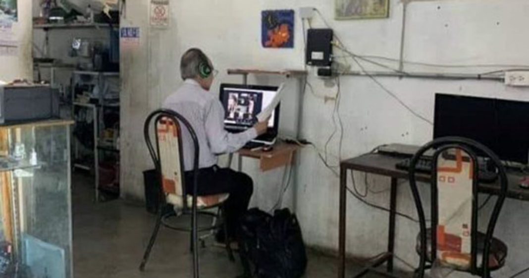 Professor dá aulas virtuais em um cyber café. Comprometido, ele vai todos os dias