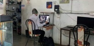 Professor dá aulas virtuais em um cyber café. Comprometido, ele vai todos os dias