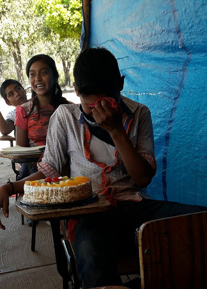 sabervivermais.com - Menino chora de felicidade quando sua professora lhe dá seu primeiro bolo de aniversário