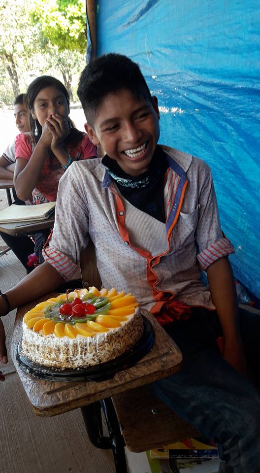 sabervivermais.com - Menino chora de felicidade quando sua professora lhe dá seu primeiro bolo de aniversário