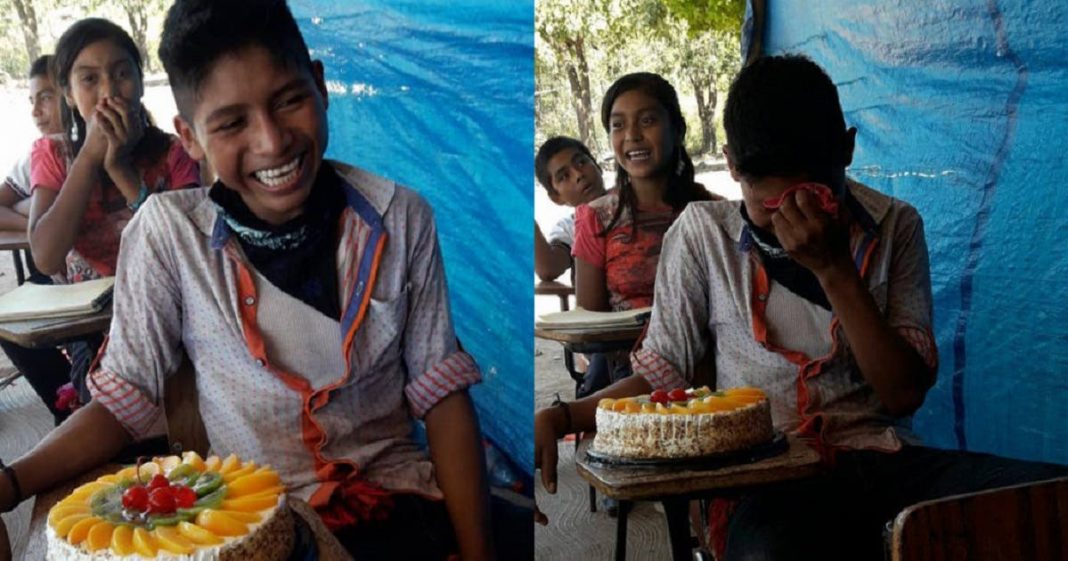 Menino chora de felicidade quando sua professora lhe dá seu primeiro bolo de aniversário