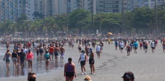 Em São Paulo banhistas voltam a lotar as praias e cometem irregularidades