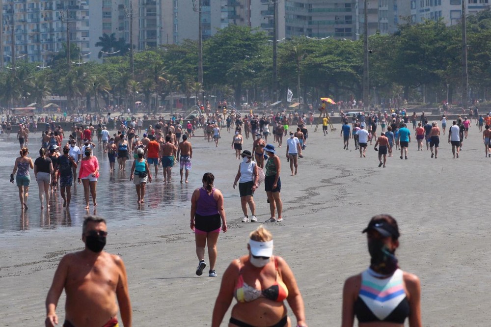 Em São Paulo banhistas voltam a lotar as praias e cometem irregularidades