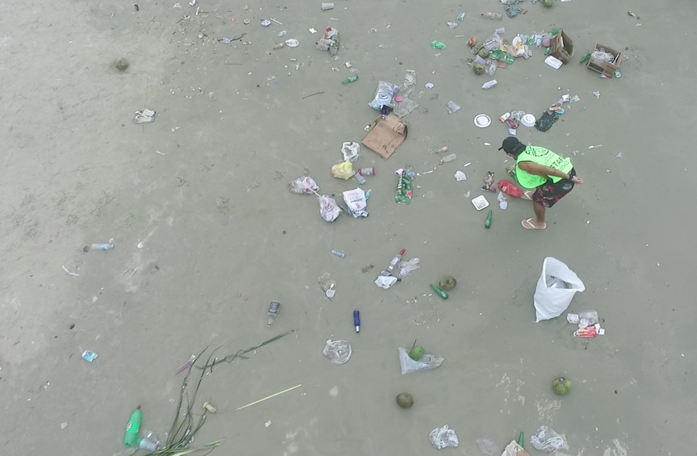 sabervivermais.com - Voluntários retiram 360 kg de lixo da Praia Grande, após feriado extendido
