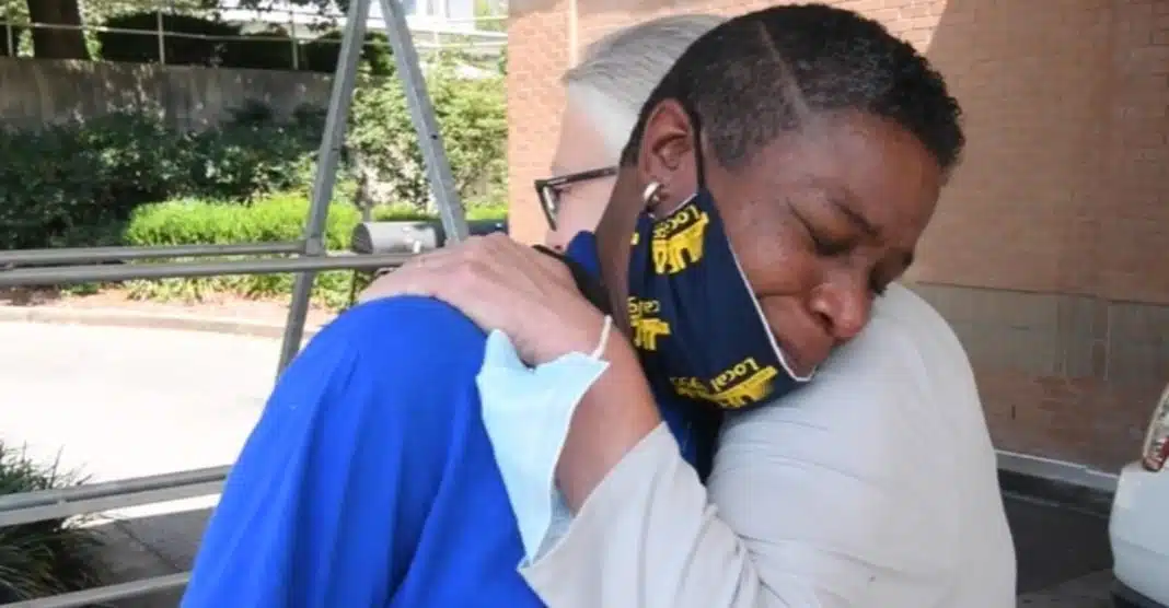 tienda-contrata-a-mujer-indigente-que-durmio-en-su-estacionamiento-por-un-ano Moradora de rua que dormia em estacionamento de supermercado é contratada. “Nós cuidaremos de você”