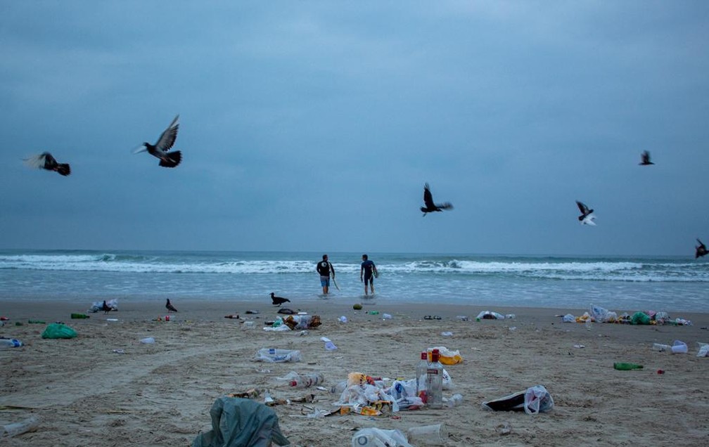 Voluntários retiram 360 kg de lixo da Praia Grande, após feriado extendido