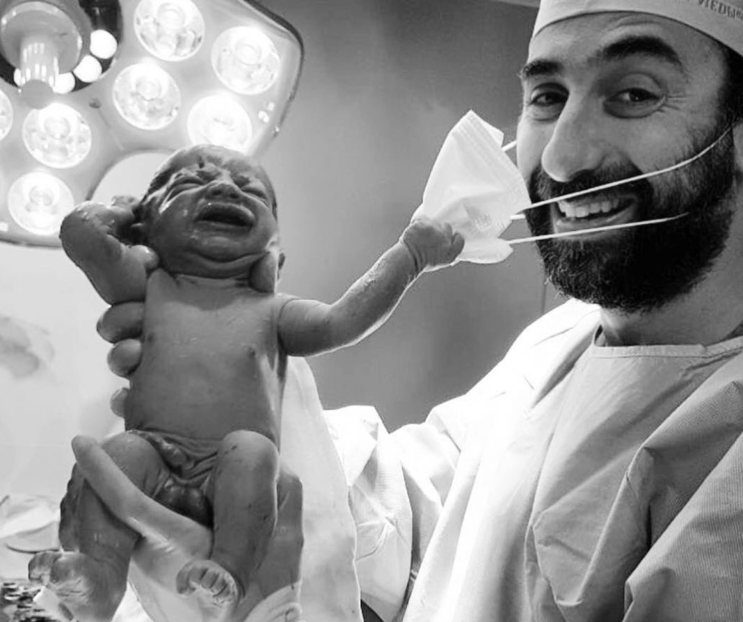 Bebê puxando máscara de médico ao nascer faz sucesso, seria uma indireta  à pandemia ou seria um sinal?