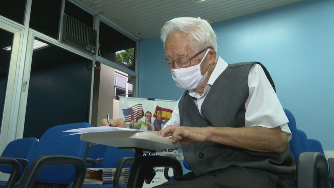 Candidato ao vestibular de medicina, aos 82 anos idoso promete realizar consultas gratuítas se conseguir se formar