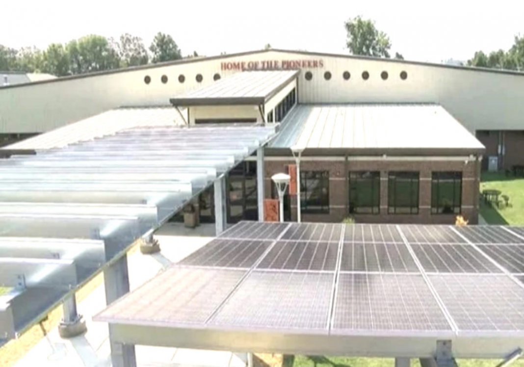 Escola de Arkansas usa painéis solares e a economia aumenta o salário dos professores