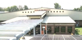 Escola de Arkansas usa painéis solares e a economia aumenta o salário dos professores