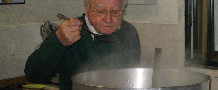 sabervivermais.com - Chef de 90 anos se dedica a cozinhar para os mais pobres. Tempero que alimenta quem mais precisa!