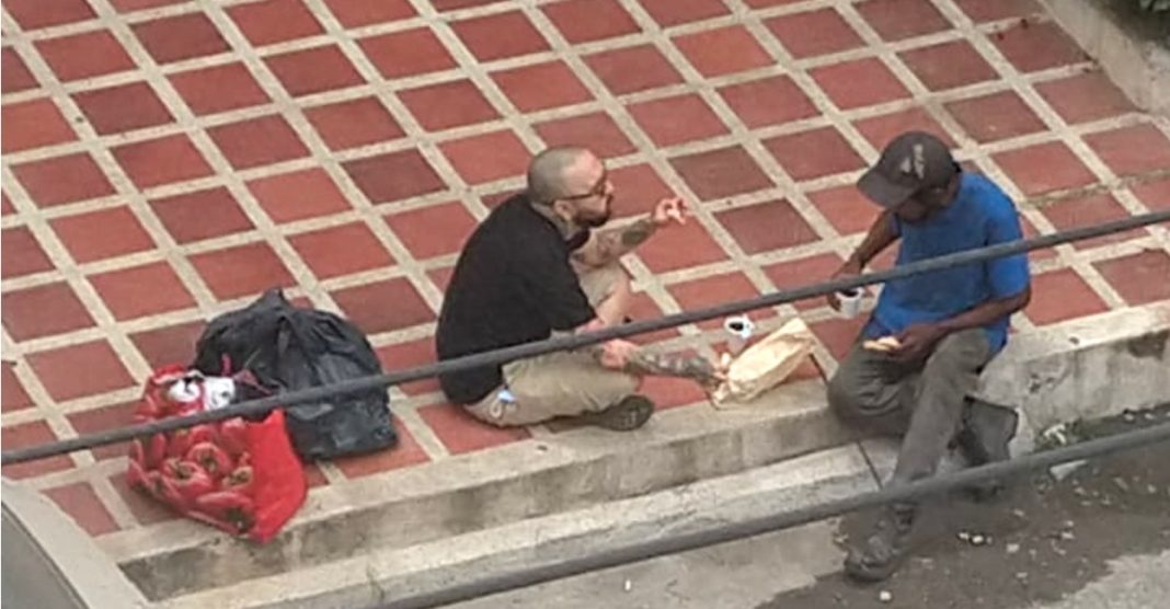 Jovem defendeu um sem-teto da polícia . Agora eles se tornaram amigos