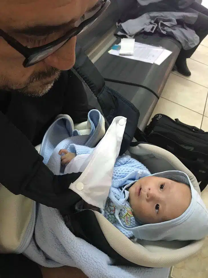 sabervivermais.com - Padre adotou um beb&ecirc; com s&iacute;ndrome de Down abandonado. Agora ele tem o amor que merece