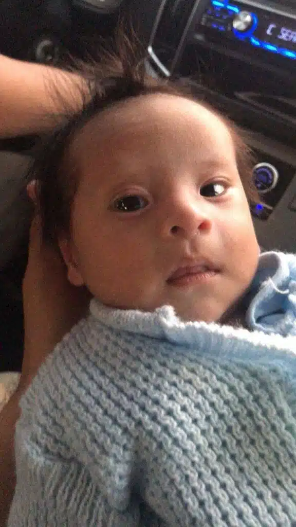 sabervivermais.com - Padre adotou um beb&ecirc; com s&iacute;ndrome de Down abandonado. Agora ele tem o amor que merece