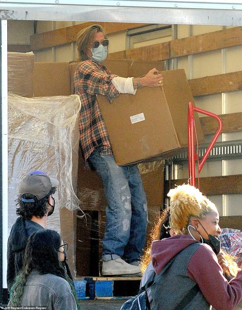 sabervivermais.com - Brad Pitt aparece de surpresa levando alimentos para famílias de baixa renda durante a pandemia