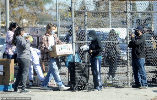 sabervivermais.com - Brad Pitt aparece de surpresa levando alimentos para famílias de baixa renda durante a pandemia