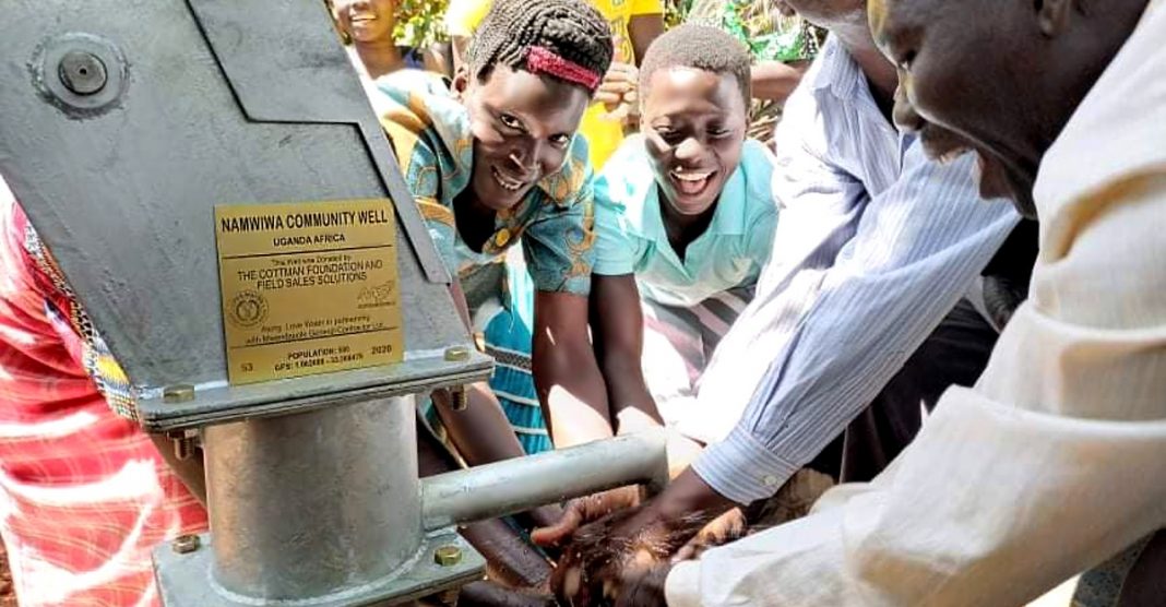 Vídeo emocionante mostra comunidade em Uganda recebendo água potável pela 1ª vez