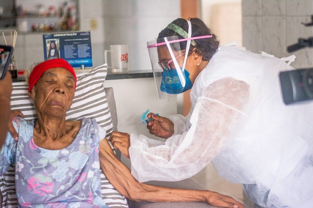 Com 117 anos, idosa é vacinada contra o covid-19 no Recife