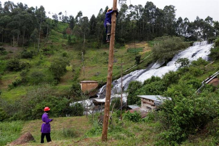 sabervivermais.com - Jovem queniano está iluminando sua aldeia usando a força de um rio
