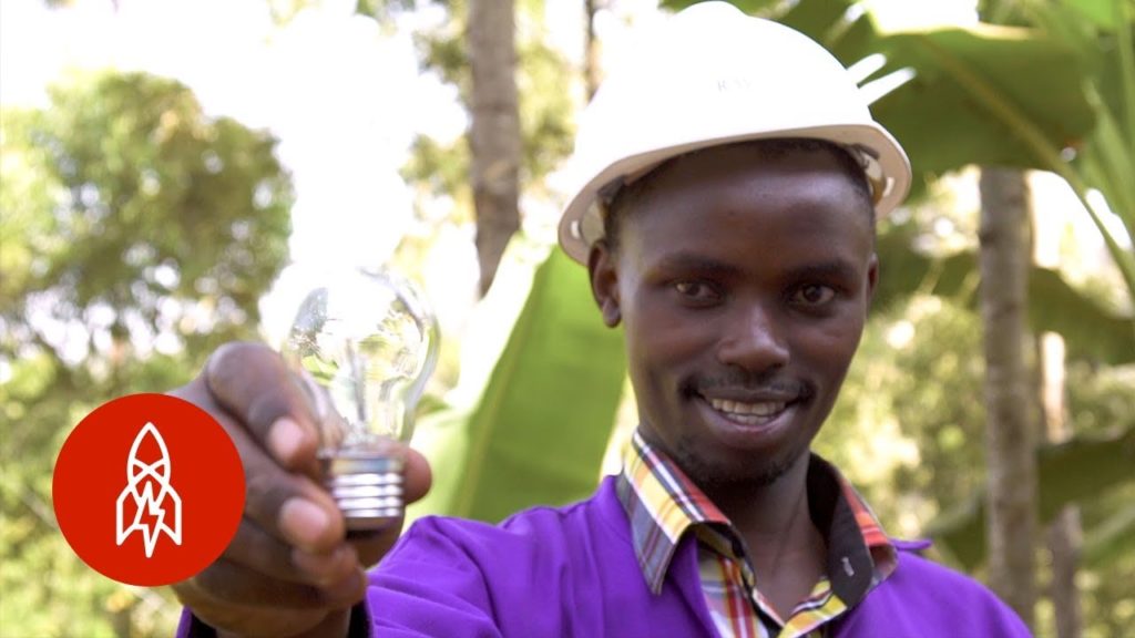 sabervivermais.com - Jovem queniano está iluminando sua aldeia usando a força de um rio