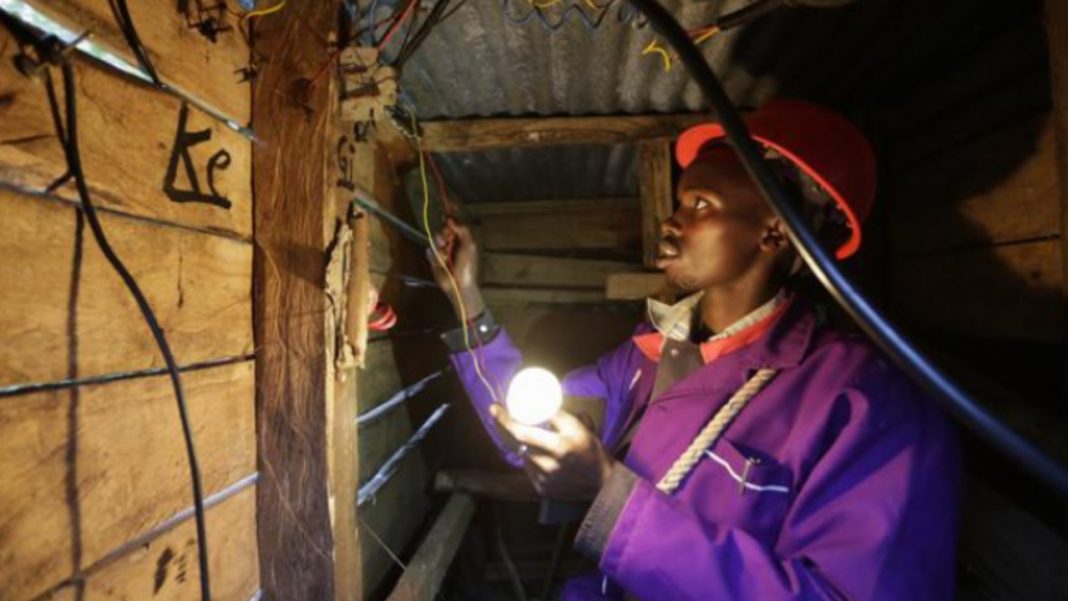 Jovem queniano está iluminando sua aldeia usando a força de um rio