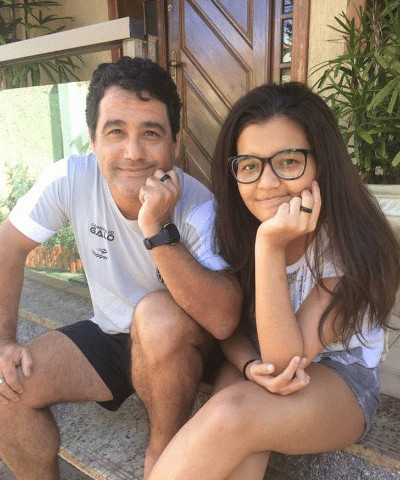 sabervivermais.com - Professor distribui curr&iacute;culos na rua com presentes de doces para conseguir um emprego. Fique otimista!