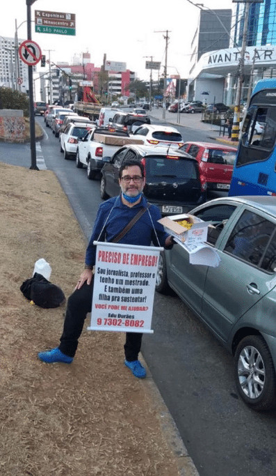 sabervivermais.com - Professor distribui curr&iacute;culos na rua com presentes de doces para conseguir um emprego. Fique otimista!