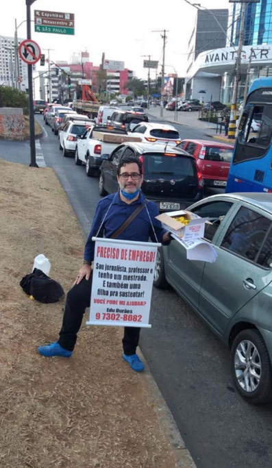 sabervivermais.com - Professor distribui currículos na rua com presentes de doces para conseguir um emprego. Fique otimista!