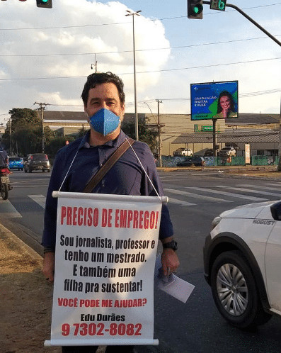 sabervivermais.com - Professor distribui curr&iacute;culos na rua com presentes de doces para conseguir um emprego. Fique otimista!