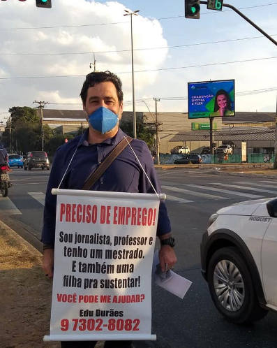 sabervivermais.com - Professor distribui currículos na rua com presentes de doces para conseguir um emprego. Fique otimista!