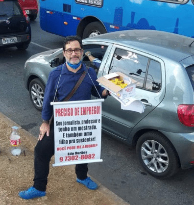 sabervivermais.com - Professor distribui curr&iacute;culos na rua com presentes de doces para conseguir um emprego. Fique otimista!