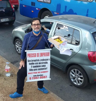 sabervivermais.com - Professor distribui currículos na rua com presentes de doces para conseguir um emprego. Fique otimista!