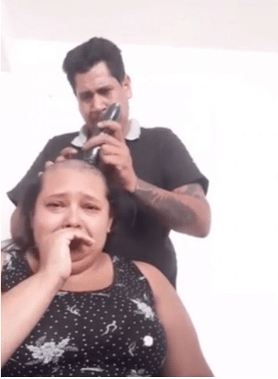 sabervivermais.com - Ele raspou a cabe&ccedil;a em apoio a sua esposa que tem c&acirc;ncer. Ela n&atilde;o conseguiu conter as l&aacute;grimas