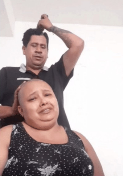 sabervivermais.com - Ele raspou a cabe&ccedil;a em apoio a sua esposa que tem c&acirc;ncer. Ela n&atilde;o conseguiu conter as l&aacute;grimas