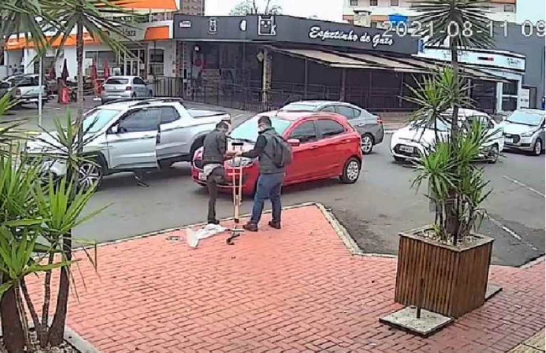 Homem com perna amputada se emociona e chora ao ganhar muletas de um desconhecido na rua (vídeo)