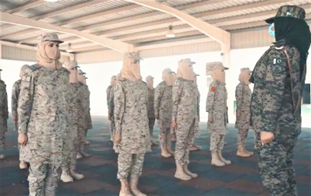 A Arábia Saudita realizou a graduação de primeira classe de mulheres militares. Um avanço histórico