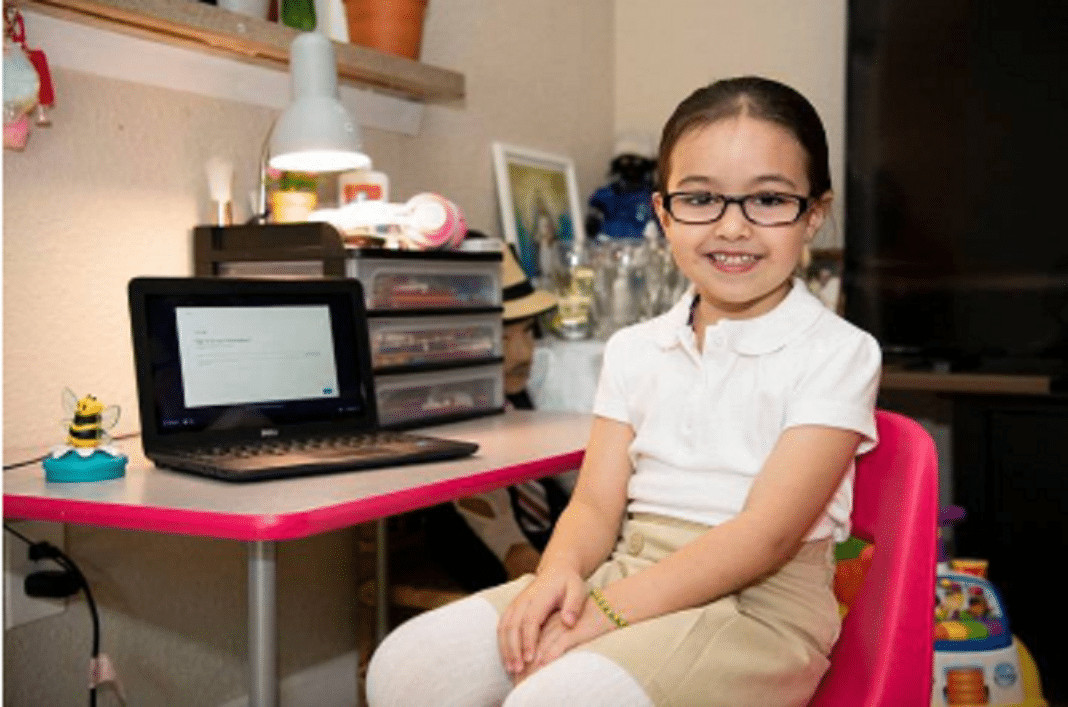 Menina de 6 anos fala 9 idiomas e ainda ensina à mãe: “Repito até que ela aprenda”.