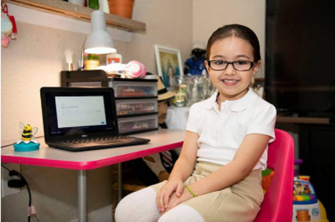 Menina de 6 anos fala 9 idiomas e ainda ensina à mãe: “Repito até que ela aprenda”.