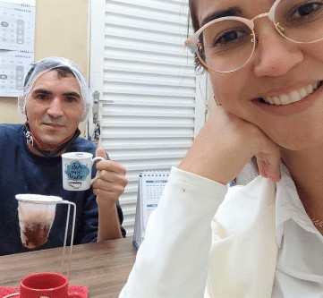 sabervivermais.com - "Hoje voc&ecirc; n&atilde;o vai voltar ao sem&aacute;foro": uma mulher contratou um homem que procurava trabalho na rua com uma placa