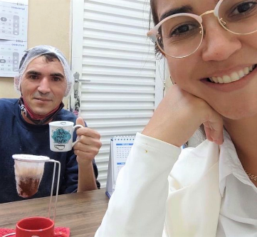 sabervivermais.com - "Hoje você não vai voltar ao semáforo": uma mulher contratou um homem que procurava trabalho na rua com uma placa