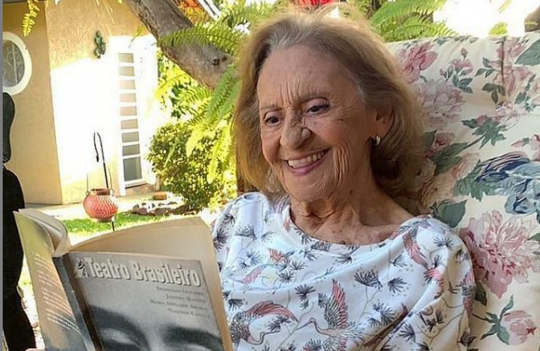 A atriz Laura Cardoso comemora seus 94 anos e recebe elogios dos amigos