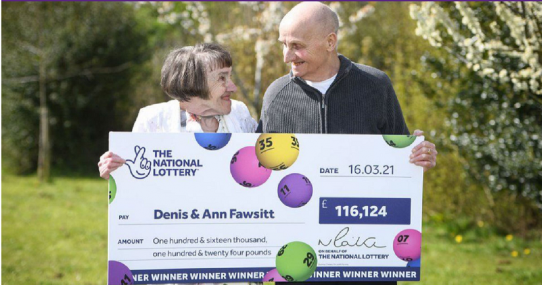 Idoso que esqueceu os óculos, fez a aposta “errada” e acabou ganhando quase R$ 900 mil na loteria