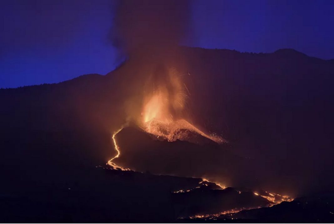 Rios de lava do vulcão estão se aproximando do mar nas Canárias, autoridades estão bloqueando áreas perto das costas