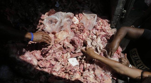 sabervivermais.com - Sem ter o que comer, moradores do Rio fazem garimpo contra a fome: “aproveitando restos de ossos e carne descartadas pelos supermercados"