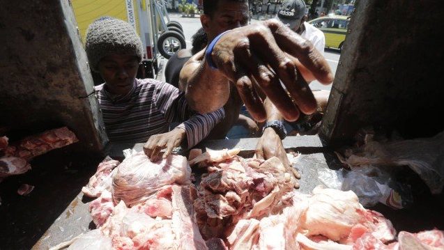 sabervivermais.com - Sem ter o que comer, moradores do Rio fazem garimpo contra a fome: “aproveitando restos de ossos e carne descartadas pelos supermercados"