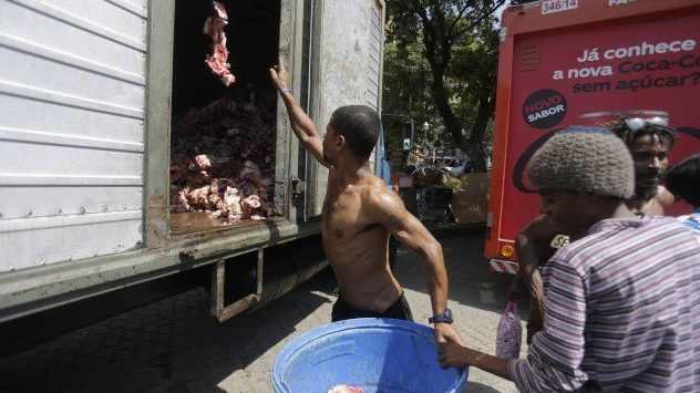 sabervivermais.com - Sem ter o que comer, moradores do Rio fazem garimpo contra a fome: “aproveitando restos de ossos e carne descartadas pelos supermercados"