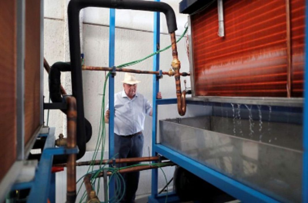Idoso de 82 anos criou uma máquina capaz de produzir até 5000 litros de água e que poderia acabar com a seca. 