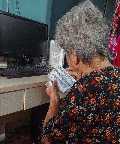 sabervivermais.com - Mulher de 93 anos de idade concluiu o ensino fundamental e realizou seu sonho. Sua bisneta foi sua professora
