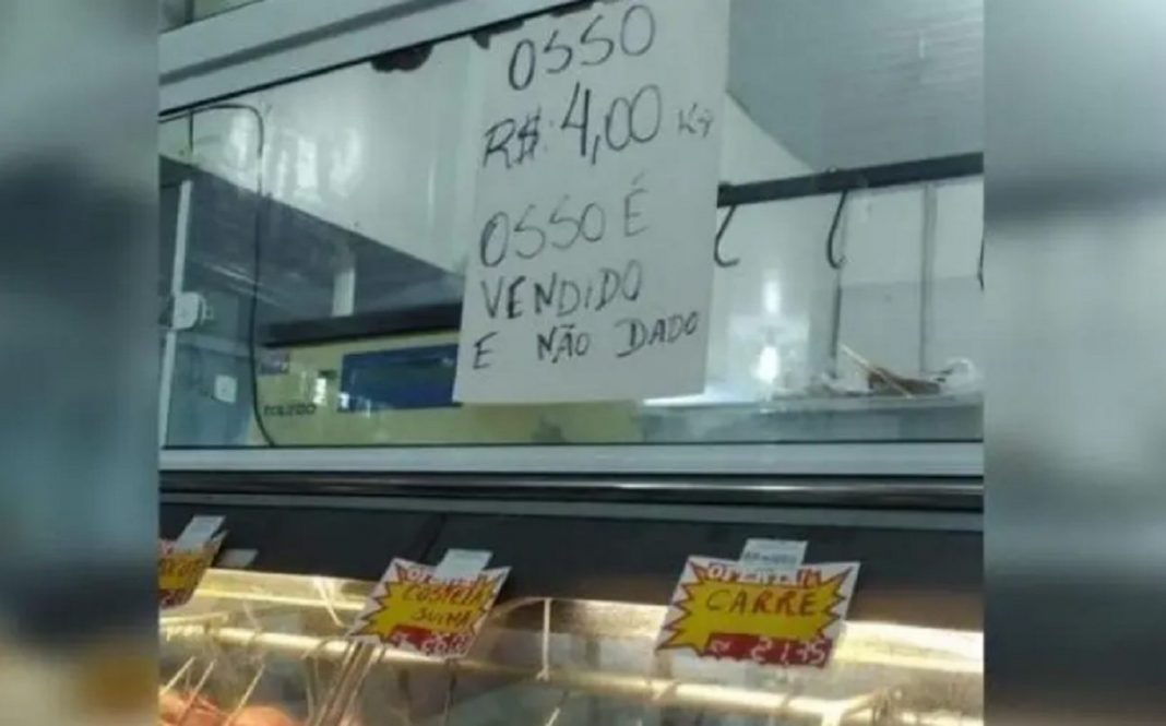 “Osso é vendido e não dado”, anuncia comerciante em cartaz na cidade de Florianópolis